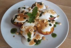 Gegrilde perziken van de Big green Egg recept dragonsiroop BBQ hazelnoten
