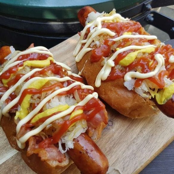 Amerikaanse hotdog van de Big Green Egg klassieke recept zuurkool bacon ui mosterd ketchup hot dog