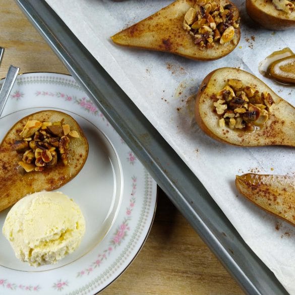 Peer met honing en walnoten uit de oven met ijs lekker warm recept