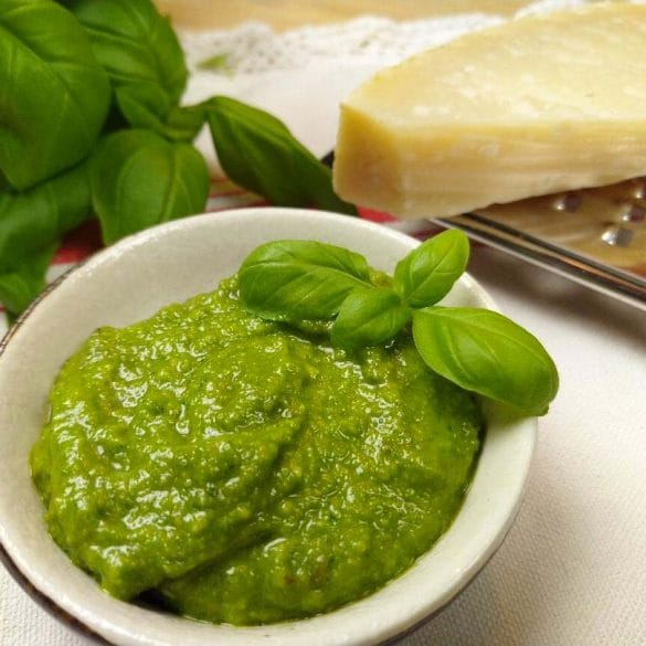 originele pesto recept groene pesto zelf maken recept parmezaanse kaas knoflook basilicum olijfolie