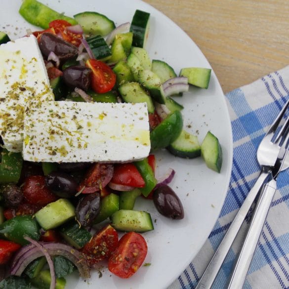 Griekse salade met feta authentiek recept oud Grieks Griekenland sla salade paprika komkommer olijven tomaat