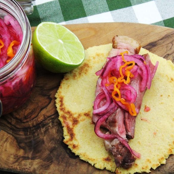 Ribeye taco met pittige salsa grillen zelf maistortilla's maken BBQ Mexicaans recept ui rode peper habanero limoen mais maistortilla