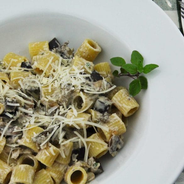 Pasta met aubergine en champignons vegetarisch recept room roomsaus creme fraiche oregano Italiaans