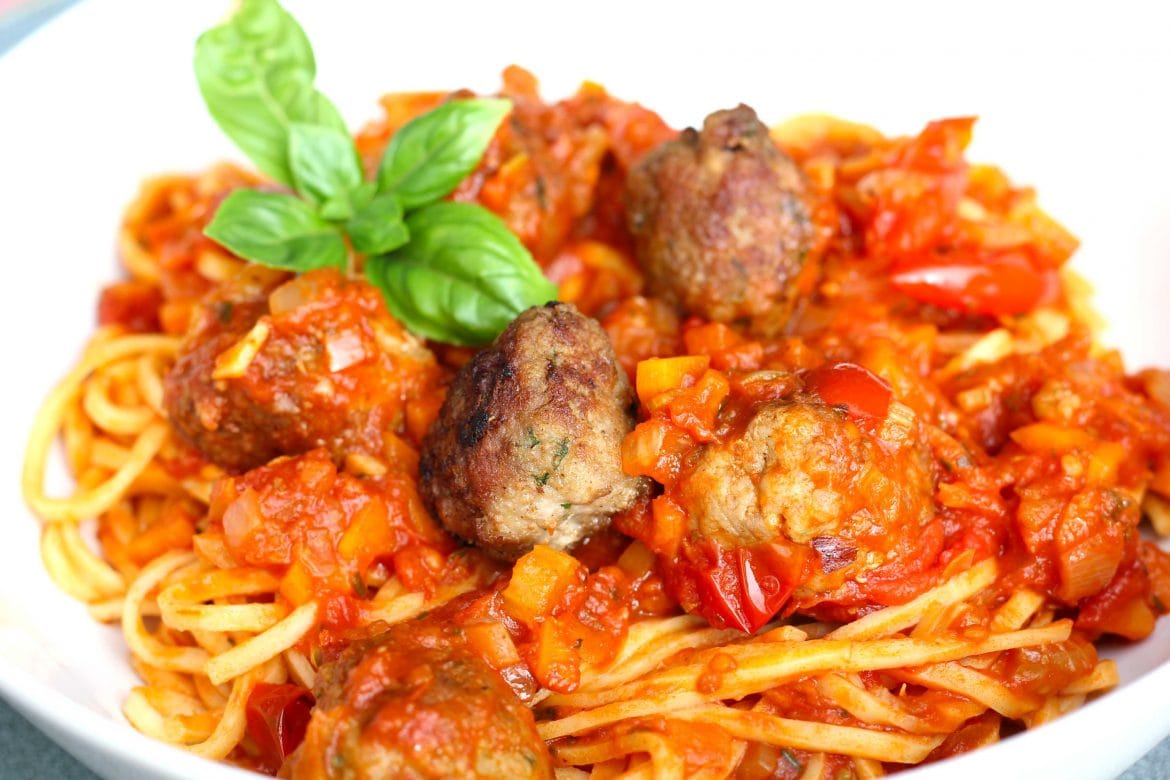 spaghetti met gehaktballetjes in tomatensaus pasta tomaten gehakt balletjes Italiaans Italie recept Mr and Ms in the kitchen