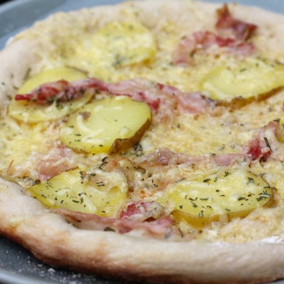 pizza met pancetta op de BBQ Big green Egg kamado recept aardappel spek rozemarijn mr and ms in the kitchen