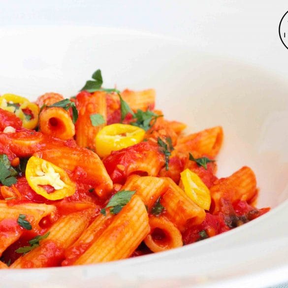 penne all'arrabbiata recept pasta pittig heet pikant simpel en eenvoudig mr and ms in the kitchen